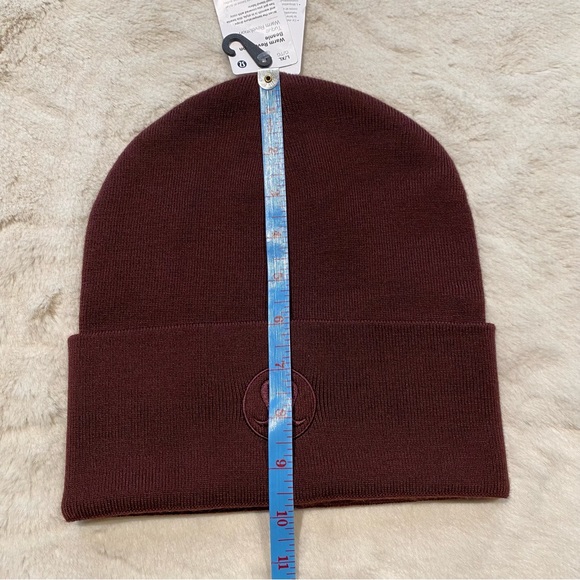 NWT(L/XL) Lululemon Warm Revelation Beanie Cassis Maroon Winter Hat Merino Wool - Picture 11 of 15